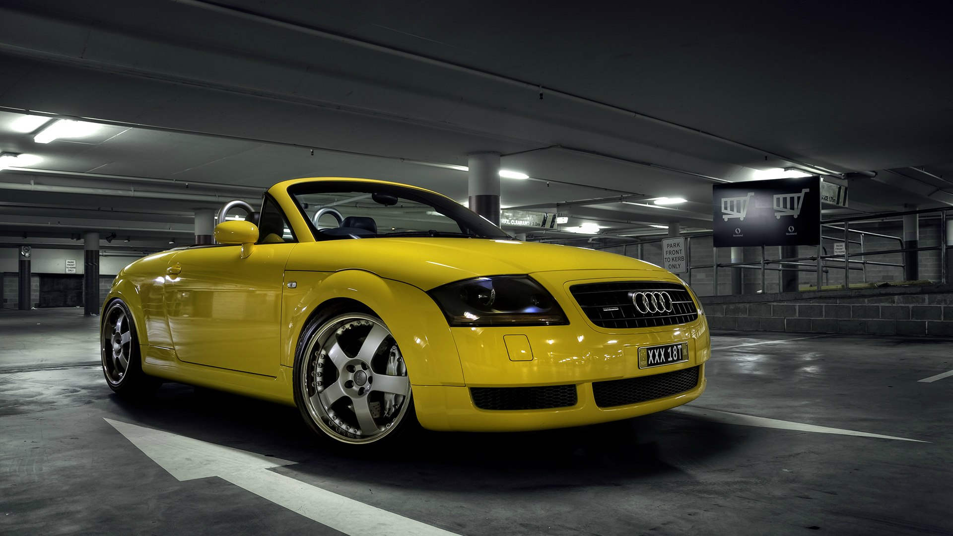 Audi TT, желтый Ауди в подземном паркинге торгового центра